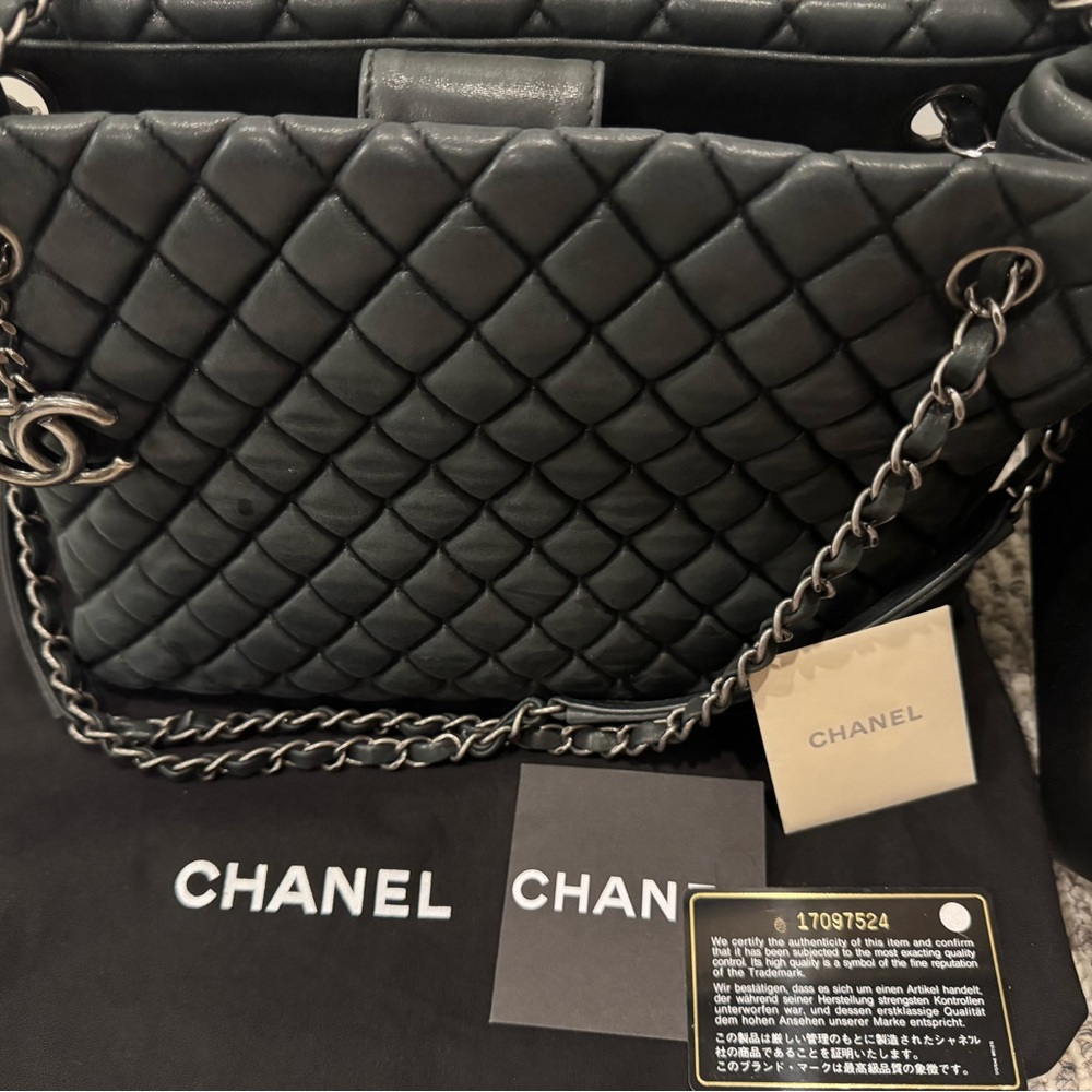 Chanel black Quilted Leather Shoulder Bag - Picture 3 of 7